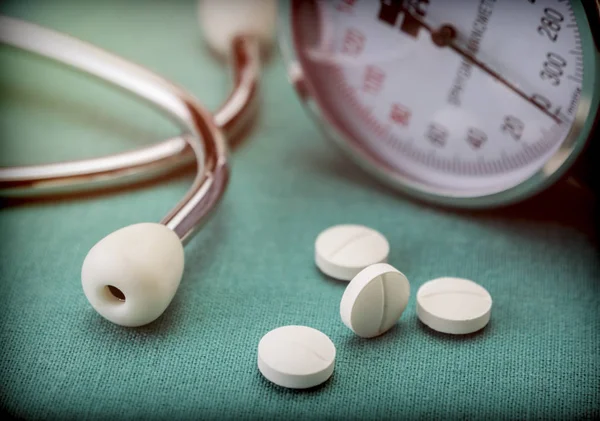 Witte Pad Naast Een Manometer Voor Het Meten Van Bloeddruk — Stockfoto