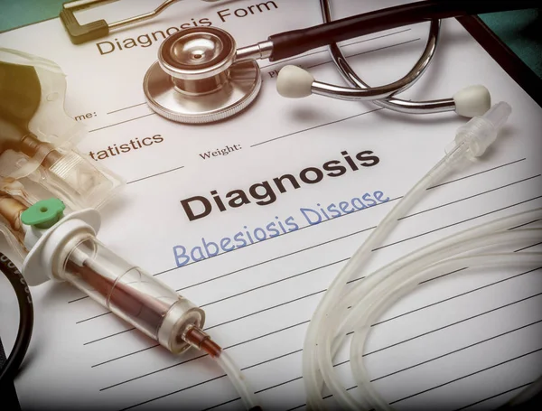 医院诊断表 巴贝斯病 滴灌设备和血液痕迹 概念性图像 — 图库照片