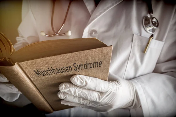 Doctor Sostiene Libro Sobre Síndrome Munchausen Hospital Imagen Conceptual — Foto de Stock
