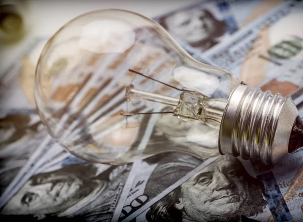 Bir ampul dolarlık banknot, enerji tasarrufu kavramı üzerinde