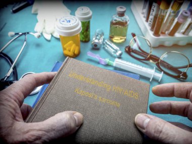 Doktor tutar kitap HIV / AIDS kaposi sarkomu içinde A hastane, kavramsal görüntü