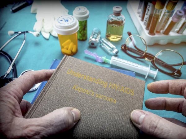 Γιατρός Κατέχει Βιβλίο Του Hiv Aids Σάρκωμα Kaposi Ένα Νοσοκομείο — Φωτογραφία Αρχείου