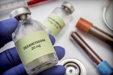 Doktor hastanede dexametasona şişe tutun. Kavramsal görüntü