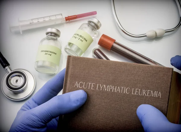 Doutor Segura Suas Mãos Livro Sobre Leucemia Linfática Aguda Imagem — Fotografia de Stock
