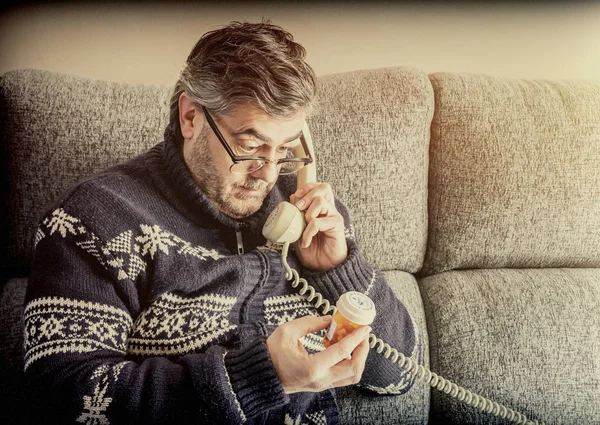 Homem Meia Idade Chamando Por Telefone Para Hospital Com Garrafa — Fotografia de Stock