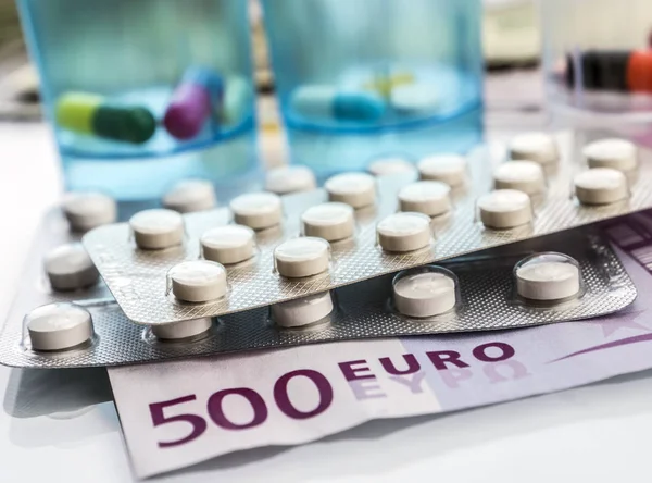 Quelques Plaquettes Pilules Blanches Sur Les Billets Pour 500 Euros — Photo