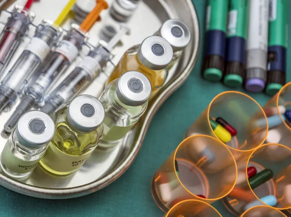 다양 한 튜브와 완화의 테이블에 준비 하는 약물 — 스톡 사진
