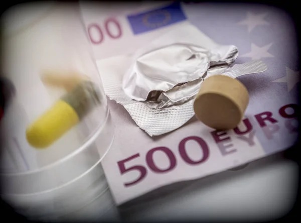 Alguns medicamentos, juntamente com um bilhete de 500 euros, imagem conceitual — Fotografia de Stock