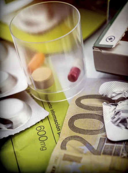 Some medicines along with a ticket of 200 euros, conceptual imag — Stock Photo, Image