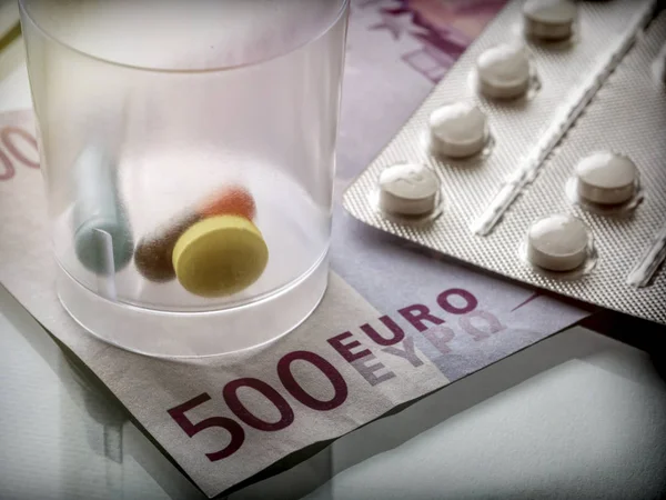 Деякі ліки разом з квитком 500 євро, концептуальне уявлення — стокове фото