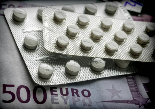 Certains médicaments avec un billet de 500 euros, imag conceptuel — Photo
