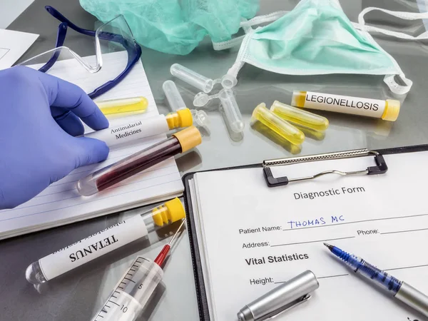 의사는 임상에서 전염병의 샘플 작업 — 스톡 사진