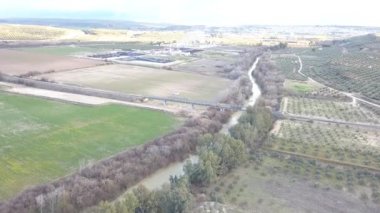 Hava görünümü 4k Rio Guadalquivir Jaen, İspanya yakınındaki