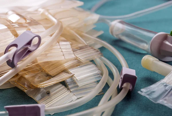 Bolsas de sangre vacías en una mesa del hospital, imagen conceptual —  Fotos de Stock