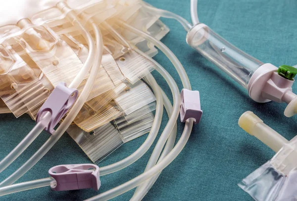 Bolsas de sangre vacías en una mesa del hospital, imagen conceptual —  Fotos de Stock