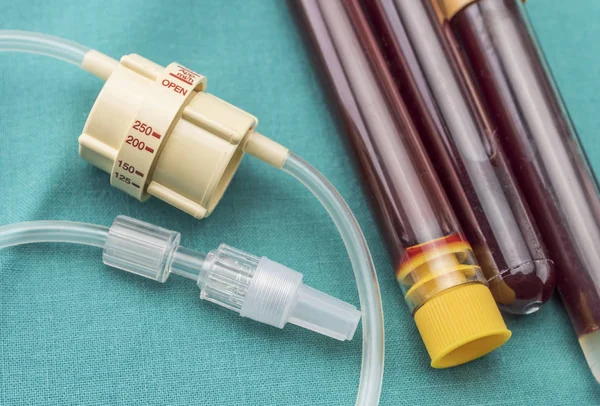 Disque regulador de fluxo ao lado de saco de medicina em um hospital, conceptu — Fotografia de Stock