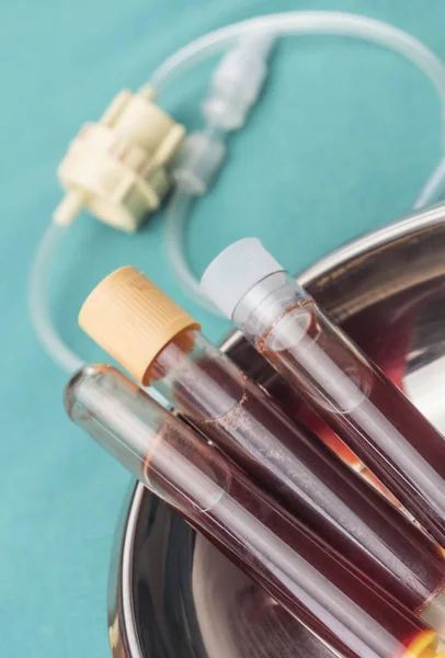 Amostras de sangue em tubos em uma mesa de hospital, imagem conceitual — Fotografia de Stock