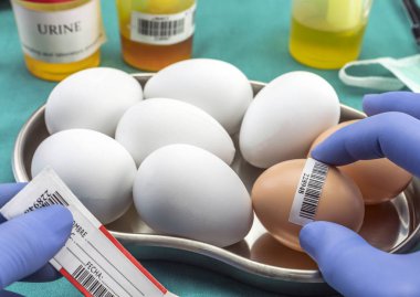 Laboratuvar, klinik, kavramsal görüntü incelemek için kötü durumda etiketi yumurta ile bilimsel marka