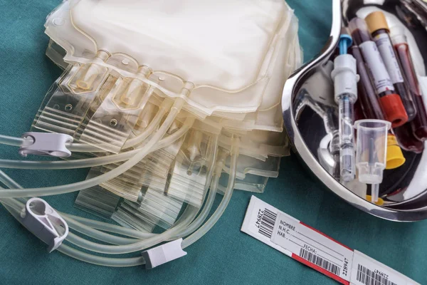 Пустые пакеты с кровью за больничным столом, концептуальный образ — стоковое фото