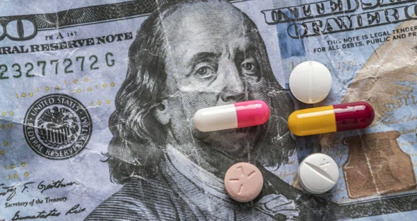 Sommige medicijnen op een ticket voor de dollar, conceptuele afbeelding copay gezondheid — Stockfoto