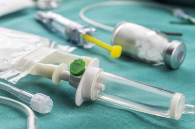  Hastane ameliyat masasındaki damlama sulama ekipmanının lastik detayları, kavramsal görüntü 