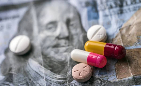 Sommige medicijnen op een ticket voor de dollar, conceptuele afbeelding copay gezondheid — Stockfoto