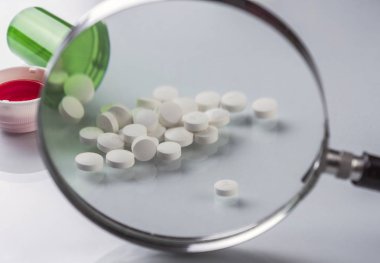 Beyaz arka plan, kavramsal görüntü izole bir büyüteç tarafından trafik kavaşağında bir tekne içinde beyaz yastıkları