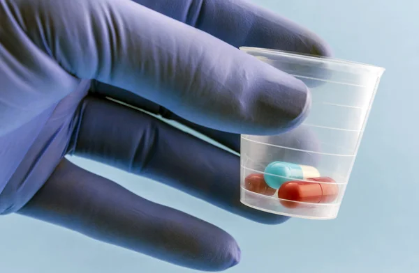 Doctor supports in its hand some white pills — Stock Photo, Image