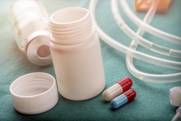 Flacon et bateau de médicaments dans une table d'hôpital, image conceptuelle — Photo