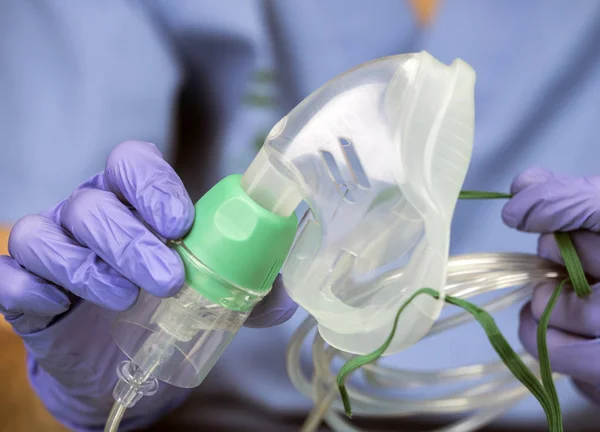 Infermiera prepara maschera ossigeno in un ospedale, immagine concettuale — Foto Stock