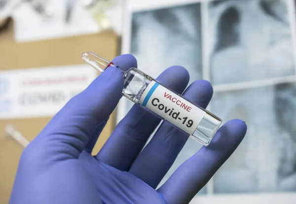 Cercetătorul Deține Vaccin Coronavirus Imagine Conceptuală — Fotografie, imagine de stoc