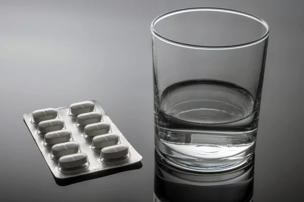 Pillen Blister Zusammen Mit Einem Wasserglas Konzeptionelles Bild — Stockfoto