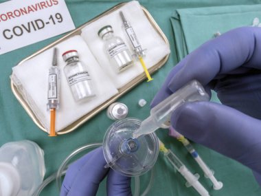 Hastanede hemşire ilaç solüsyonu nebulizer kutusu dolduruyor.