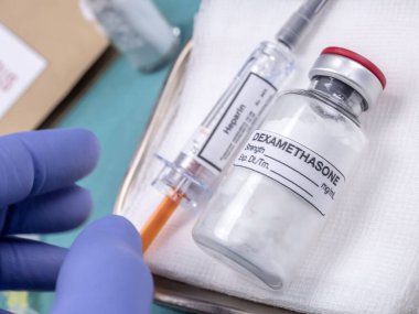 Hemşire hastanede Dexamethasone ve heparin ile tıbbi tedavi hazırlıyor.