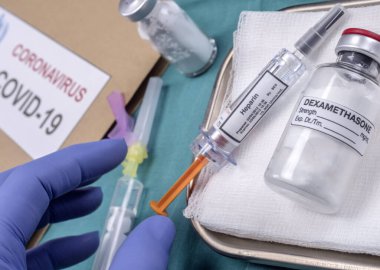 Hemşire hastanede Dexamethasone ve heparin ile tıbbi tedavi hazırlıyor.