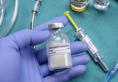 Hemşire hastanede Dexamethasone ve heparin tedavisine hazırlanıyor.