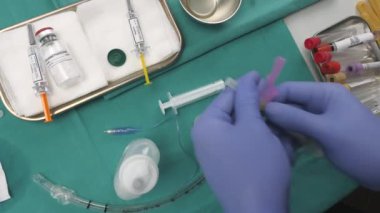 Hemşire, Dexamethasonede şişesi serumuyla manastır-19 enfeksiyonunun tıbbi tedavisi için çözündü.