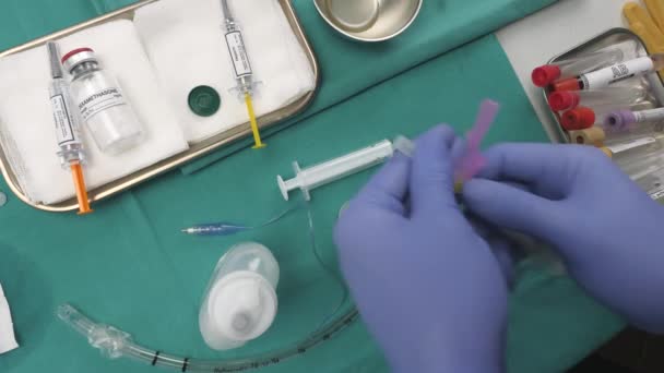 Pielęgniarka Rozpuszcza Się Surowicy Fiolki Dexamethasonede Leczenia Zakażenia Skazańcem Obraz — Wideo stockowe