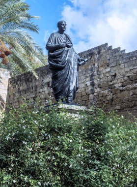 Cordoba, İspanya - 10 Ekim 2019: Puerta de Almodovar, Cordoba, Andalucia, İspanya yakınlarındaki Lucio Anneo Seneca heykeli