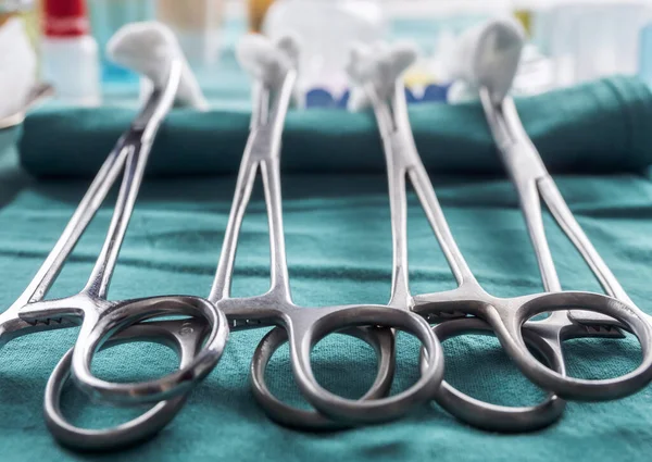 Chirurgische Schere Mit Torundas Auf Einem Tablett Metall Einem Operationssaal — Stockfoto