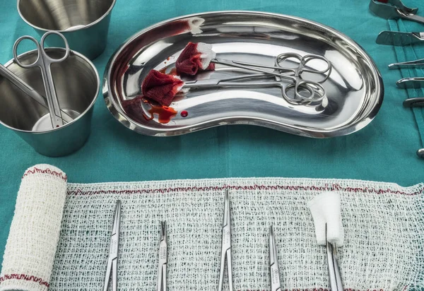 Chirurgische Schere Mit Blutgetränkten Torundas Auf Einem Tablett Metall Einem — Stockfoto