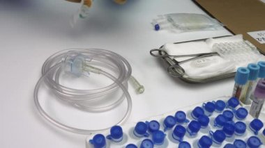 Hemşire hastanede havalandırma donanımı hazırlıyor, kavramsal görüntü.