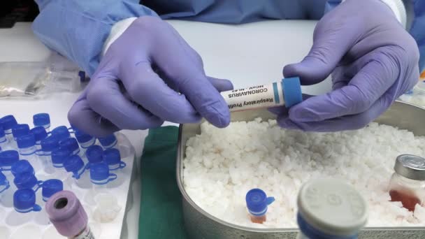 Labortechniker Kühlt Coronavirus Proben Zur Unterstützung Der Analyse Krankenhaus — Stockvideo