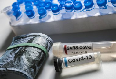 Amerikan banknotları üzerinde koronavirüs şişesi, kavramsal görüntü