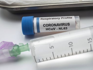 Şırınganın yanında Covid-19 virüsü örneği var.