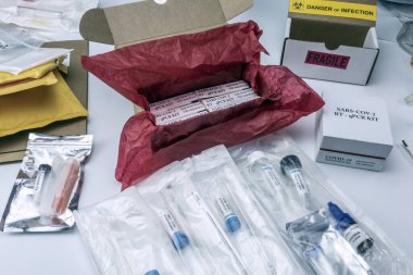 Hastane deposunda Covid-19 PCR kitli kutular, kavramsal görüntü