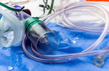 Oksijen maskesi ve su damlalarının ayrıntıları, kavramsal görüntü