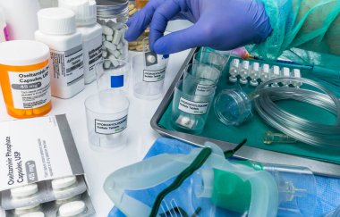 Covid-19 'dan etkilenen insanlar için hazırlanmış hemşire Oseltamivir virüs, kavramsal görüntü, markasız jenerik ilaç kutuları ve varsayımsal barkodlara karşı seçici bir antiviral koruyucu.