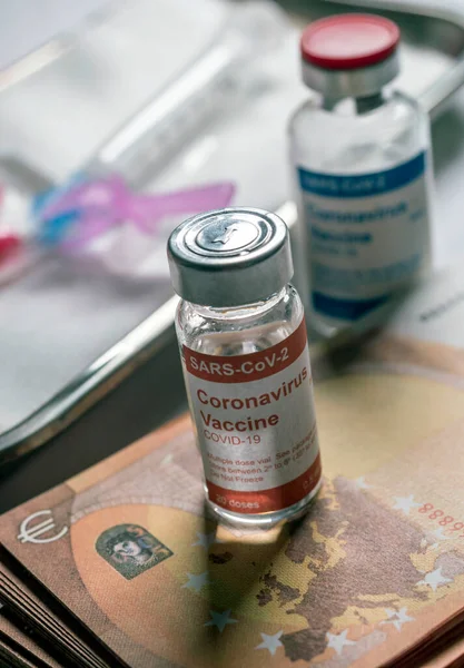 Frasco Para Injectáveis Coronavirus Sobre Notas Euro Imagem Conceptual — Fotografia de Stock