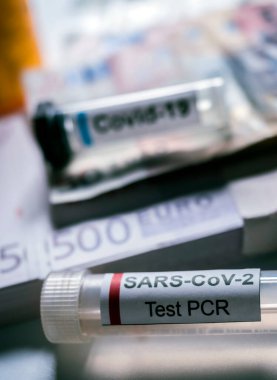 Covid-19 virüsünden etkilenen insanlar için hazırlanmış ilaçlar, kavramsal görüntü, markasız jenerik uyuşturucu kapları ve varsayımsal barkodlar